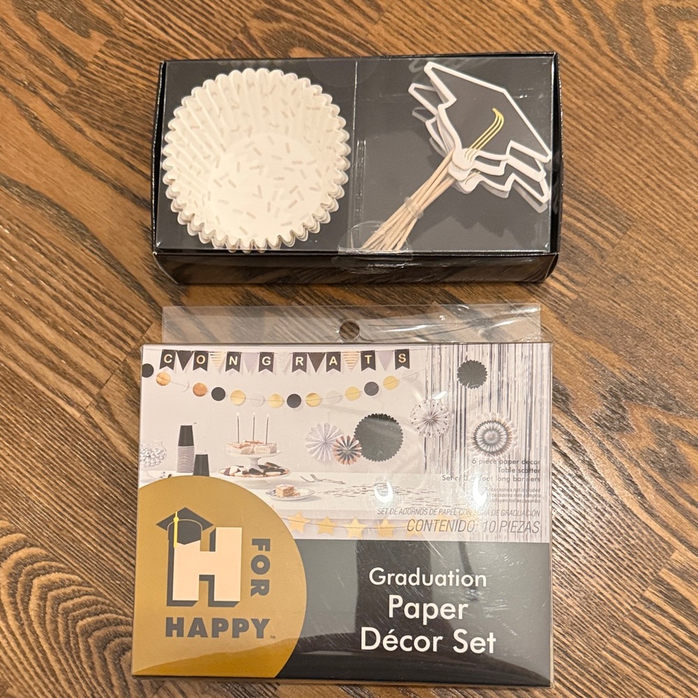 Graduation Celebration Décor Set - Black and White